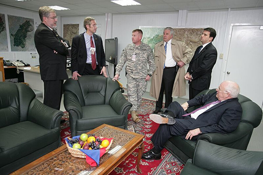  Bush yönetiminde başkan yardımcılığı yapan Dick Cheney'in 2007'de Afganistan'daki ABD askerlerini ziyareti, Bagram üssü.