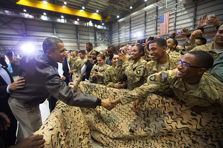 Barack Obama'nın Afganistan'daki ABD askerlerini ziyareti.