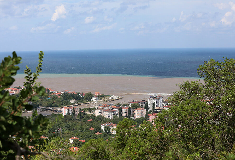 Kastamonu'daki Abana Sahili sel suları nedeniyle kahverengine boyandı