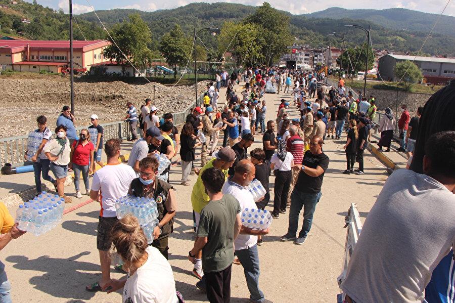 Sinop'ta yardım için insan zinciri yapılan köprüde çökme tehlikesi