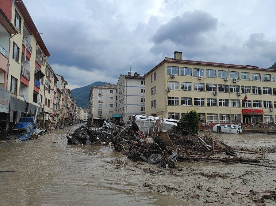 Karadeniz'deki sel felaketinde hayatını kaybedenlerin sayısı artıyor