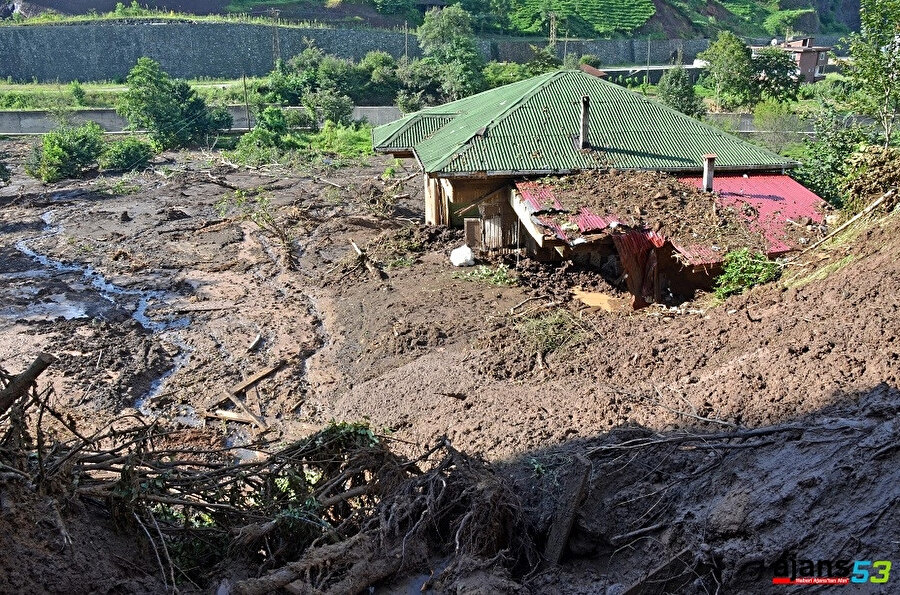 Şehirden kendine yol bulup da denize gidemeyen yağış, bulduğu en ufak delikten girip toprağa ulaşmaya çalıştı.
