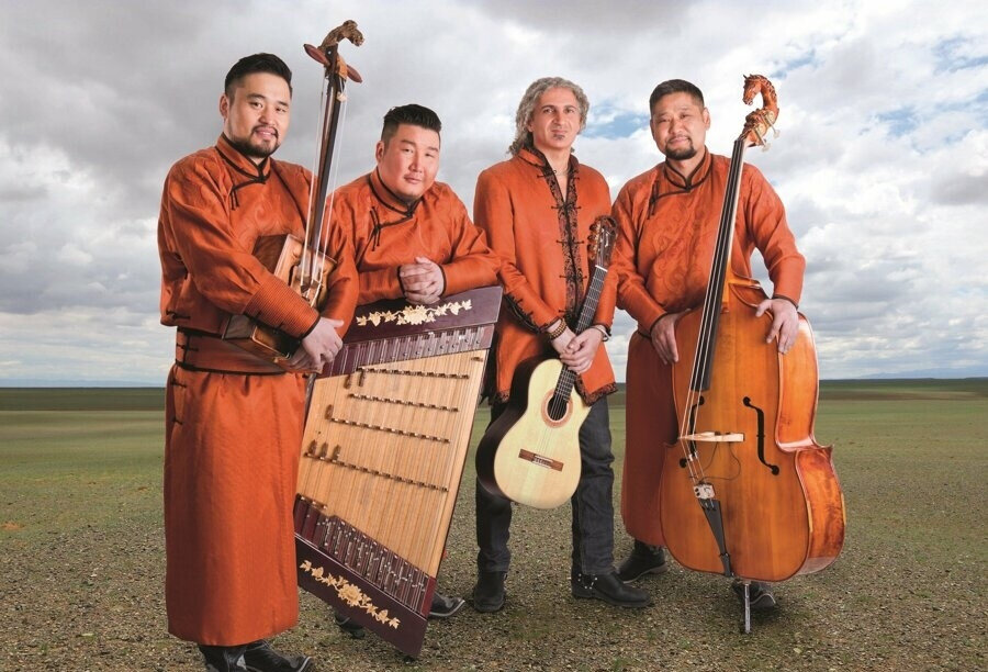 Farsça'da "ses" anlamına gelen Sedaa grubu geleneksel Moğol müziğini oryantal müzikle sentez ederek büyüleyici çalışmalar ortaya çıkarıyorlar.n