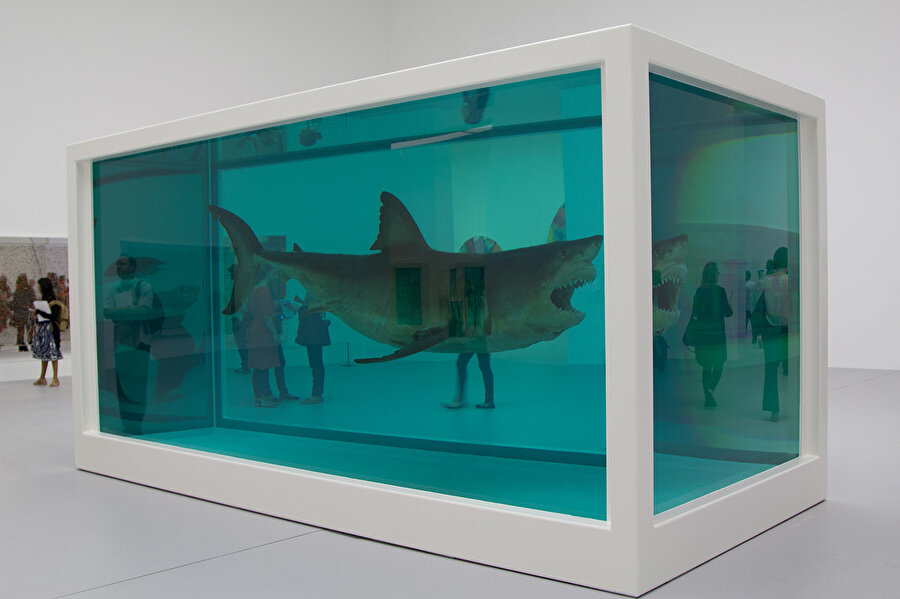 Damien Hirst'in ''Yaşayan Birinin Zihninde Ölümün Fiziki İmkânsızlığı'' isimli eseri
