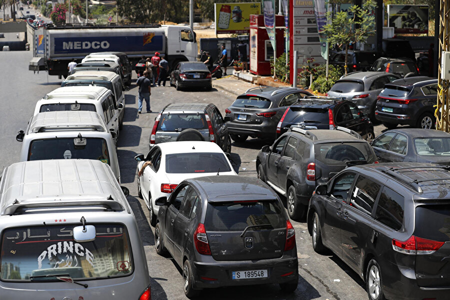 Son 30 yılın en büyük ekonomik krizinin yaşandığı Lübnan'da devlet, günlük olarak tüketilen 12 milyon litre civarındaki akaryakıtı Merkez Bankası üzerinden yüzde 85 sübvanse ediyor.