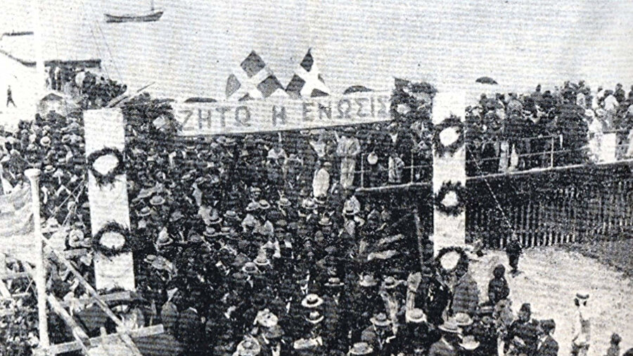 1930'larda Kıbrıs'ta Enosis lehine yapılan bir gösteri.