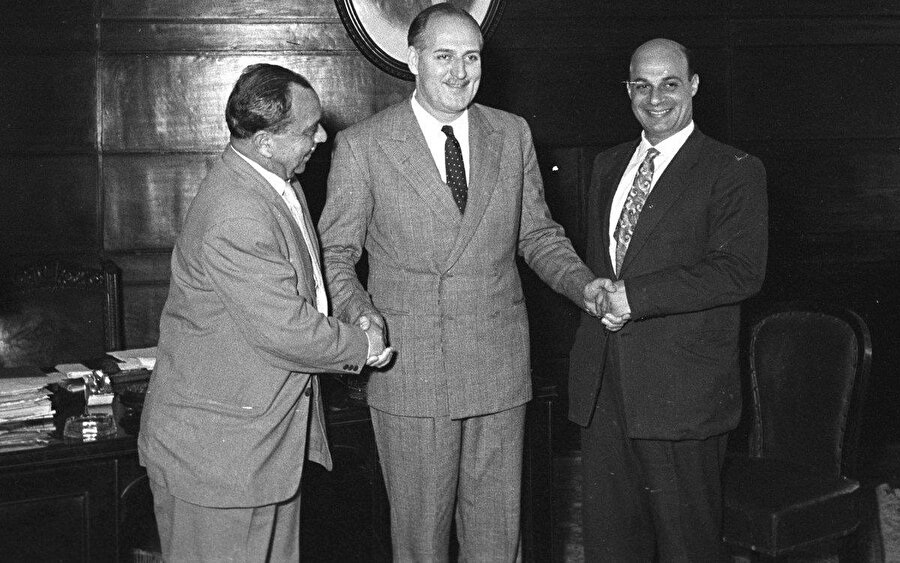 Kıbrıs Türk Kurumları Federasyonu (KTKF) Başkanı Fazıl Küçük, dönemin Türk Dışişleri Bakanı Fatin Rüştü Zorlu ve Rauf Denktaş. 