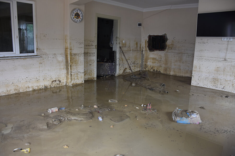 Selden kurtulmak için evin duvarını balyozla kırıp üçüncü kata çıktılar