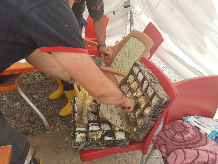 Sular altında kalan dairede bir çanta dolusu ziynet eşyası bulundu