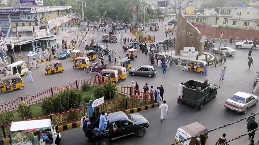 Taliban Kabil'i kuşattı