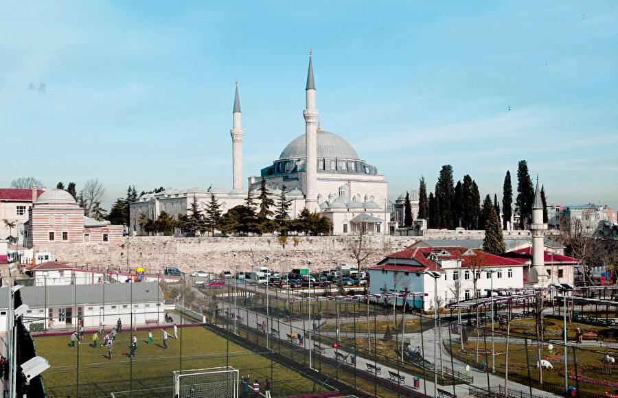» Mescidin 5 asırlık nöbeti: 
Yavuz Sultan Selim Camii önündeki çukurbostanda yer alan ve 16. yüzyılda yapıldığı bilinen mütevazı mescidin dili olsa da konuşsa!