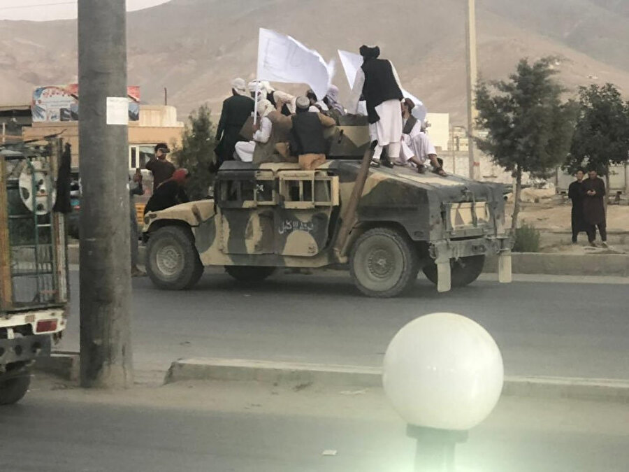 Taliban milisleri başkente beyaz bayraklar taşıyarak girdi. 