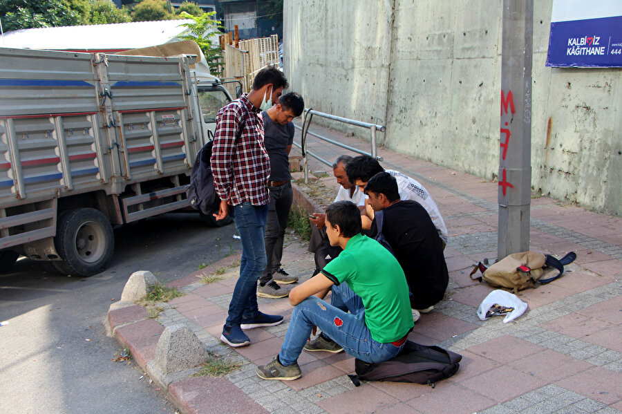 İstanbul'da göçmen işçi pazarı: Günlük 140 liraya çalışıyorlar