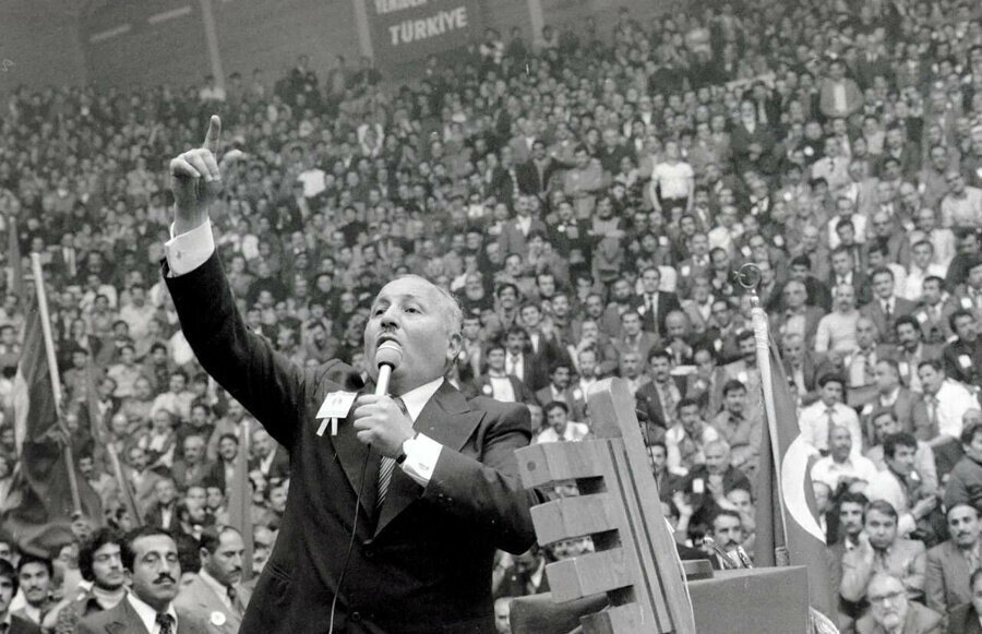 Mühendis, akademisyen, siyasetçi olan Necmettin Erbakan, Türkiye Cumhuriyeti'nin 54. başbakanıydı.