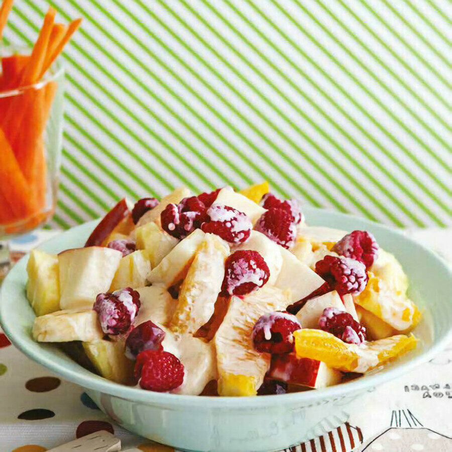 Beyaz Çikolata Soslu Meyve Salatası tarifi