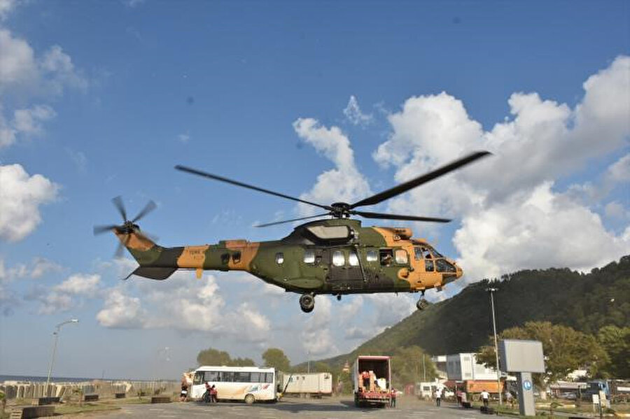 TSK ulaşılamayan köylere helikopterle yardım dağıtıyor