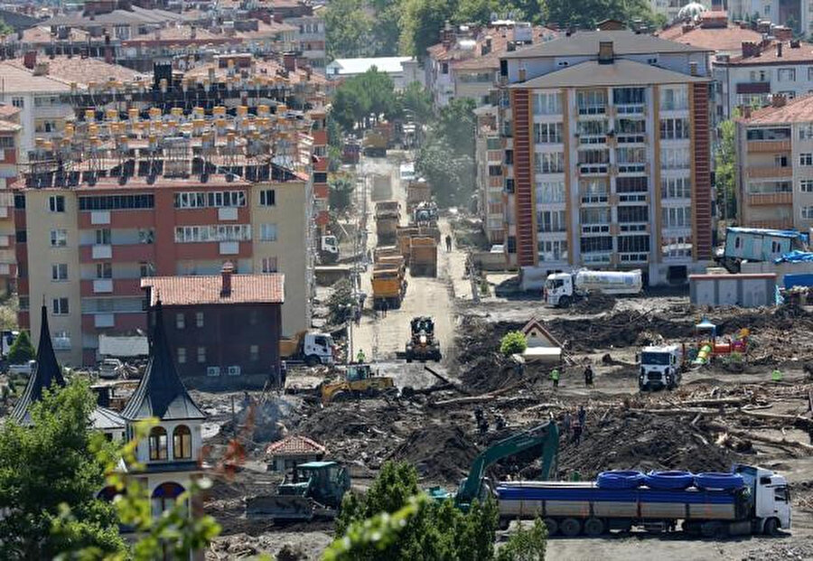 Enkazlarda arama çalışmaları devam ediyor