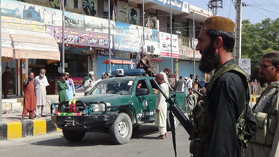 Nangarhar vilayetinin merkezi Celalabad kentinde devriye gezen Taliban mensupları.