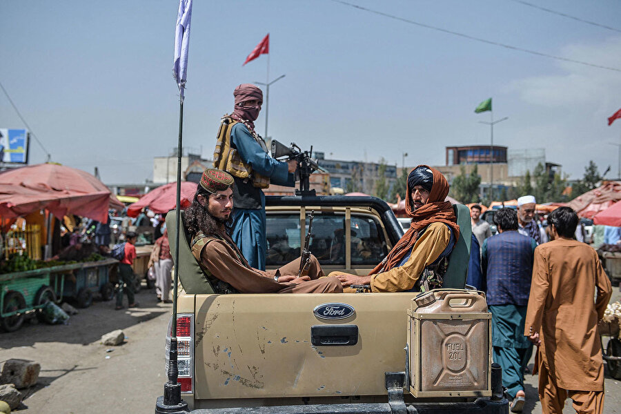 Bugün, Kabil'de bir pazar yerinde devriye gezen Taliban mensupları.