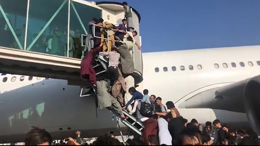 Bölgeden kaçmak isteyenler havalimanında izdihama neden olmuştu