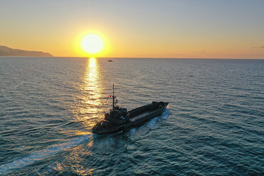 Selde yolu kapanan ilçeye çıkarma gemisiyle iş makinesi götürüldü