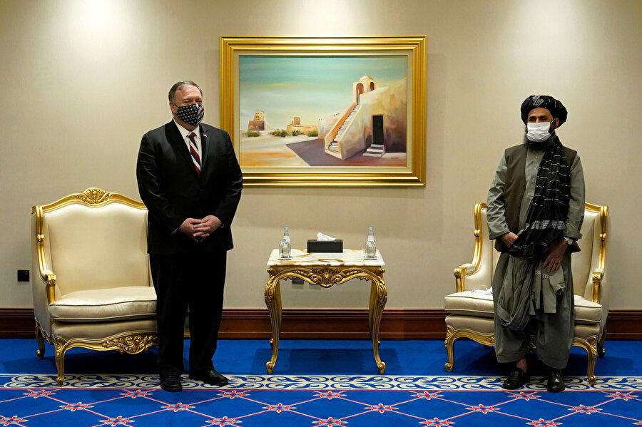 Taliban'ın barış müzakerelerini yürüten ekibin başındaki isim Molla Abdulgani Birader’in, dönemin ABD dışişleri bakanı Mike Pompeo ile 21 Kasım 2020'de Katar’ın başkenti Doha’da gerçekleştirdiği görüşme.