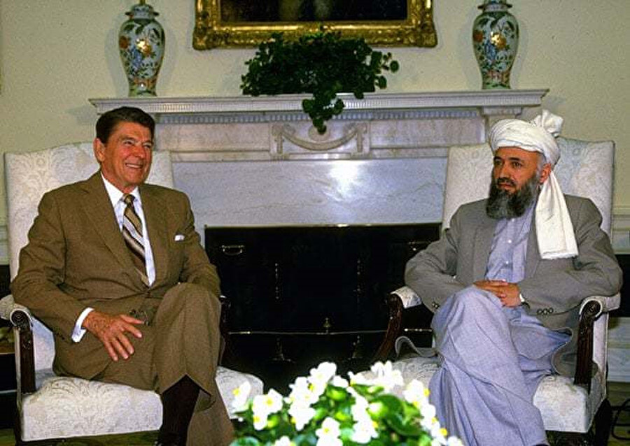 Afgan direniş grupları lideri Burhaneddin Rabbani’nin Oval Ofis'te ABD başkanı Ronald Reagan ile görüşmesi, 1986.