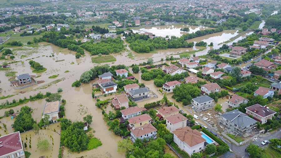 İstanbul'da yağmur bastırdı: Bir mahalle sular altında kaldı