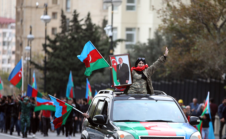 Azerbaycanlılar Dağlık Karabağ'da varılan anlaşmayı coşkuyla kutluyor