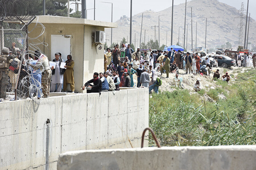 Kabil Uluslararası Havalimanı çevresinde bekleyen Afgan vatandaşları.