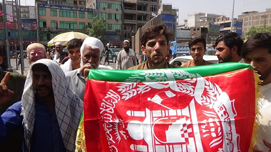 Taliban güçlerinin Afgan ulusal bayrağının kaldırılmasını istemesi gerginliğe neden oldu.