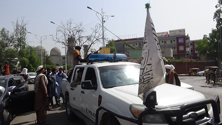 Taliban, Afganistan Bağımsızlık Günü kutlamaları sırasında ulusal bayrağın kaldırılmasına karşı çıkan protestoculara ateş açtı.