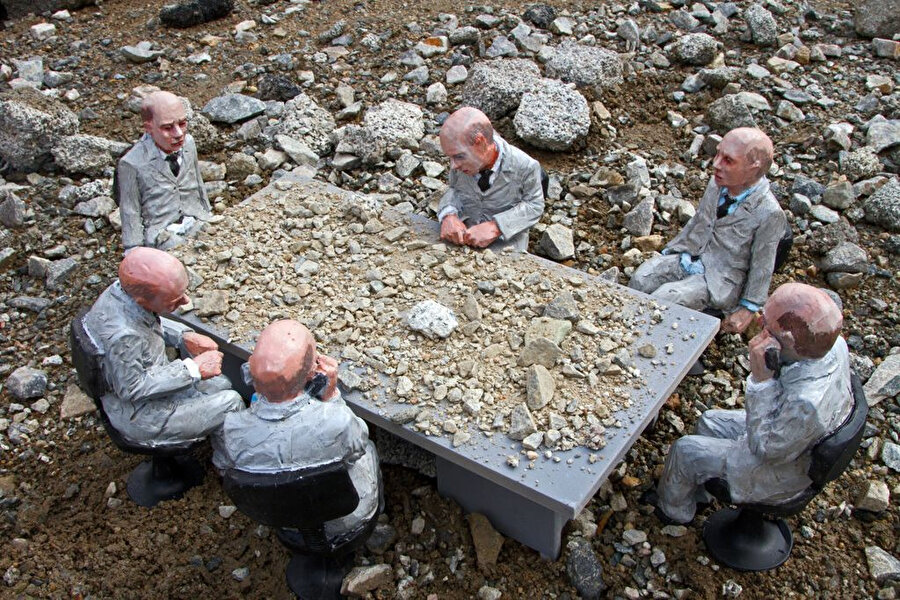 Dışımızda gelişen bir dünyaya iştiyakla dâhil oluyoruz. İlişkilerimiz bozuk, hevesimiz yarım.