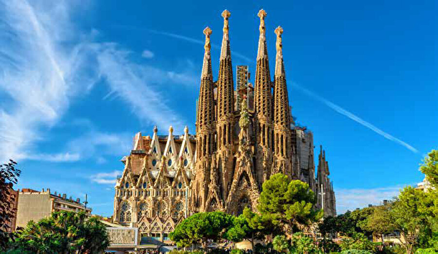  Şehir merkezi sınırları içindeki nüfusu 1,6 milyon, komşu ilçelerle birlikte Barselona ilinin nüfusu 4,8 milyondur.
