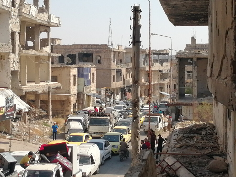 Suriye'nin güneyinde Beşşar Esed rejimi güçlerinin saldırdığı Dera ilinde uzlaşı görüşmeleri sürerken il merkezinde hedef alınan mahallelerde yaşayan yaklaşık 50 bin sivilin yüzde 80'inin evlerini geride bırakarak başka mahallelere göç ettiği bildiriliyor.