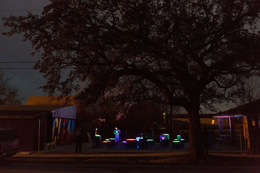 The Hangout ışıklı yapısıyla geceleri etrafı aydınlatıyor.