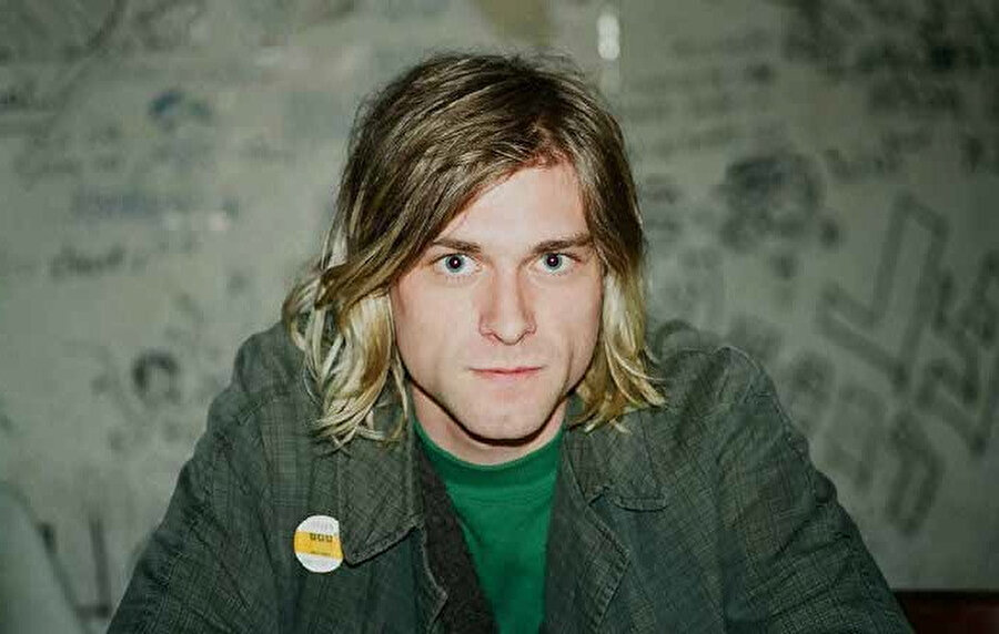 'Nevermind'ın başarısının ardından Nirvana, X Kuşağı'nın 'bayrağı önde götüren grubu' olarak etiketlendi ve Cobain 'bir neslin sözcüsü' olarak nitelendirildi.