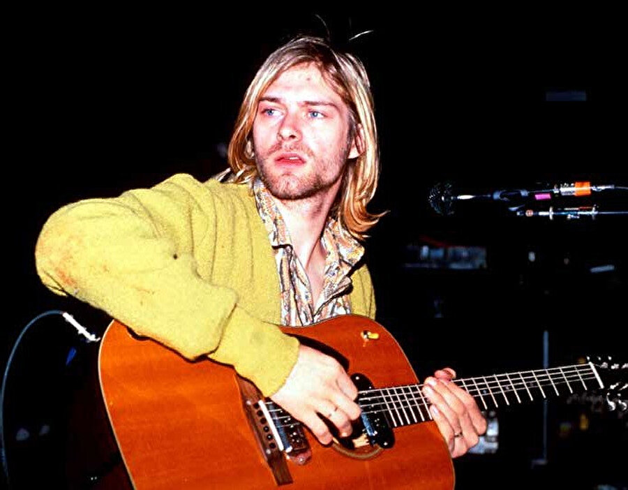 8 Nisan 1994 tarihinde Cobain, Seattle'daki evinde ölü bulundu. Resmî açıklamada kendisini av tüfeğiyle kafasından vurduğu açıklandı.