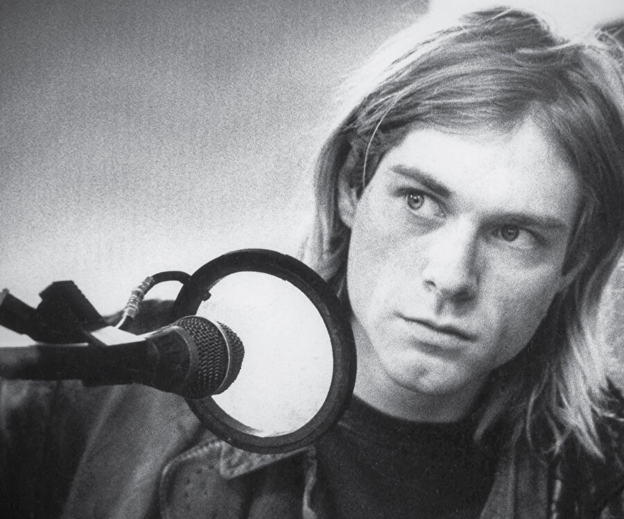 Ancak Cobain'in kendi kişisel sorunlarının sık sık medyanın ilgisini çekmesi ve onun mesajının kamuoyu tarafından yanlış yorumlanması yüzünden sık sık rahatsızlandı ve sinirlendi.