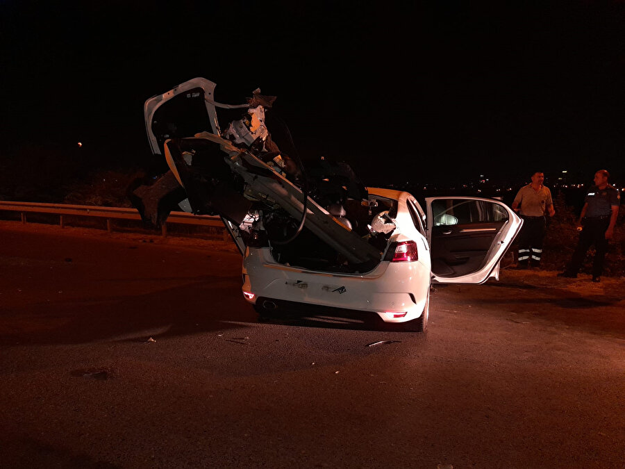 Kazada önden giren bariyer aracın bagajından çıktı