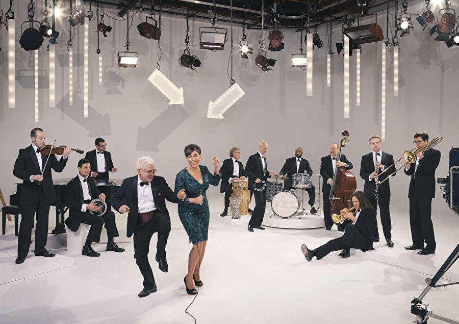 Pink Martini 'küçük orkestra' Portland, Oregon'da 1994 yılında piyanist Thomas M. Lauderdale tarafından kurulmuş müzik grubudur.