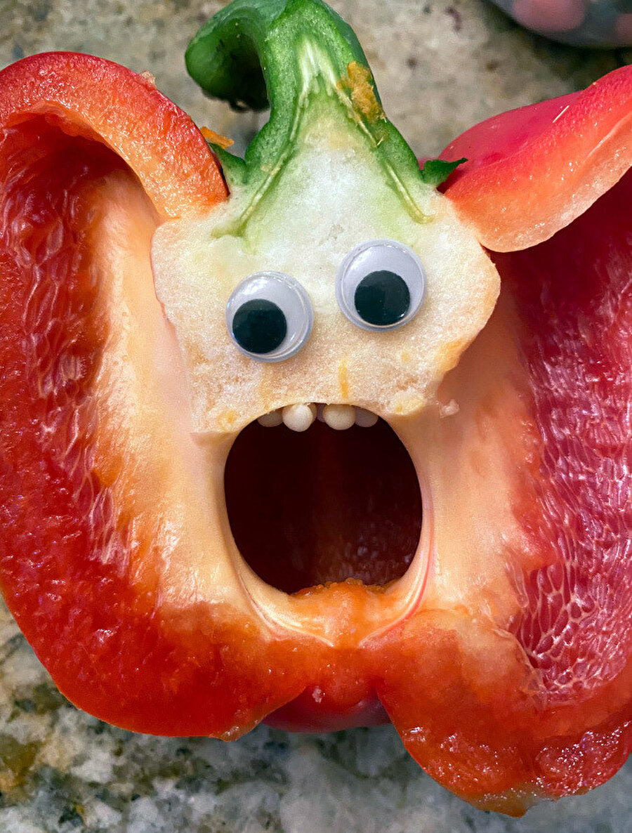 Yapışkan gözlerle biber kesmek çok daha eğlenceli!