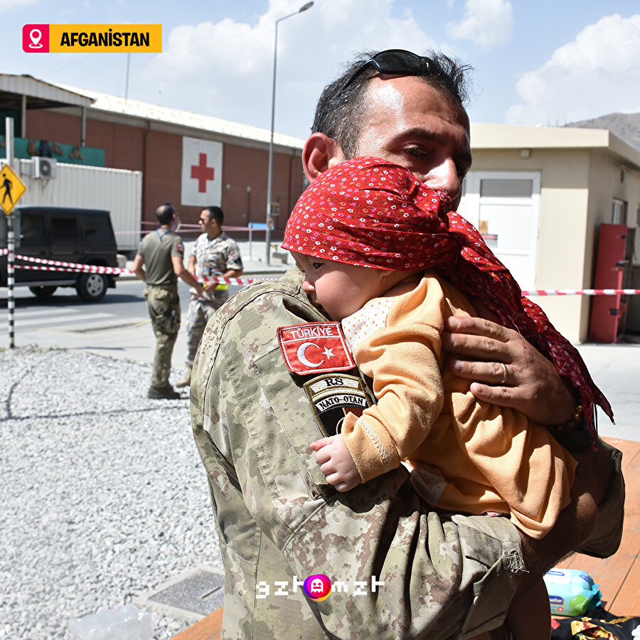 Kabil'deki kontrol noktasında annesinden ayrı düşen Hadiya bebeğe askerimiz şefkat elini uzattı