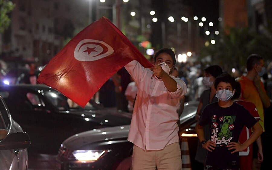 Tunusluların bir kısmı Said'in kararlarını darbe olarak nitelendirirken bir kısmı da sevinç gösterileriyle karşıladı. 