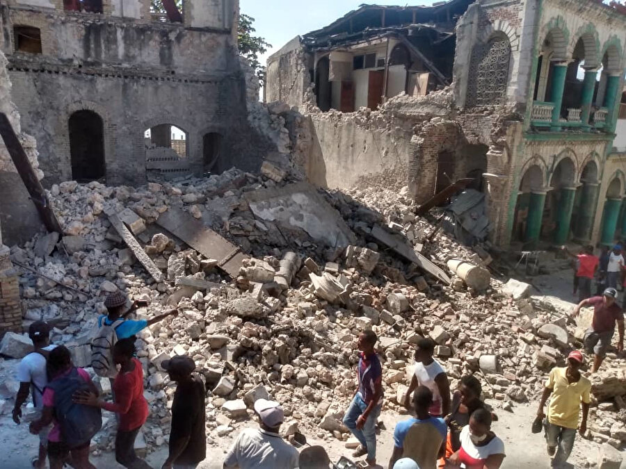 Haiti'de enkaz altında arama kurtarma çalışmaları devam ediyor