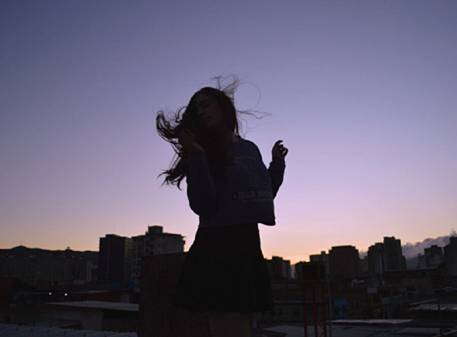 Yolda yürürken iğneyi saçlarıma geçirmek istedim. Herkesin beni görmesini. Sonra vazgeçtim.