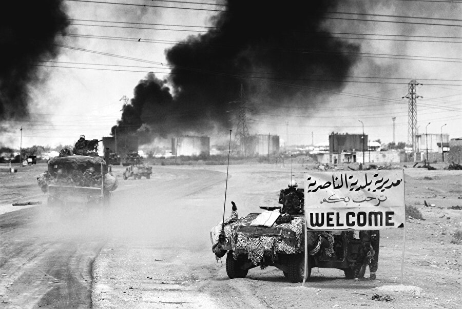 Kuveyt artık ABD askerlerinin eline geçmişti. ABC News doktorlar ile röportaj yaptı, küvözden çıkarılarak ölüme terkedilen bebekleri sordu. Doktorlar böyle bir şeyin asla gerçekleşmediğini söylediler. Derken Harper’s dergisinin yayıncısı John R. MacArthur The New York Times’a bir makale yazdı ve bombayı patlattı. Neyyire sıradan bir Kuveytli kız değil, ABD Kuveyt Büyükelçisi’nin kızıydı. Dahası, Neyyire’ye o konuşmayı yaptıran iki kongre üyesi Tom Lantos ile John Edward Porter bir dernek kurmuş, Kuveytlilerden 50 bin dolar bağış almıştı.