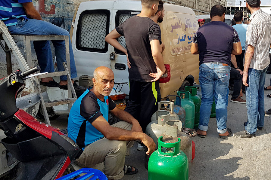 Lübnanlılar ülkede aylardır süren yakıt kriziyle baş etmeye çalışıyor. 