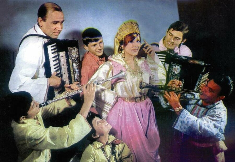 Çingenelerin kraliçesi olarak anılan, Roman Divası, Makedon Bülbülü, Balkan Azizesi ve kederli Rumeli kızı Esma Recepova da sınırları ortadan kaldıran bir pasaporta sahip.