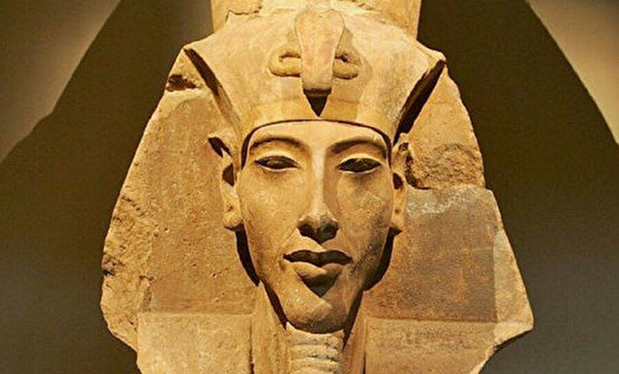 Akhenaton'u tasvir eden bir heykel.n
